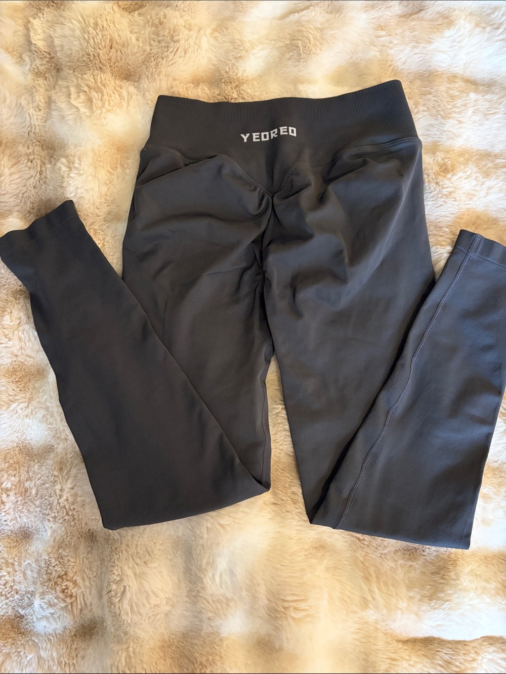 Yeoreo scrunch butt seamless leggings size small in dark grey EUC